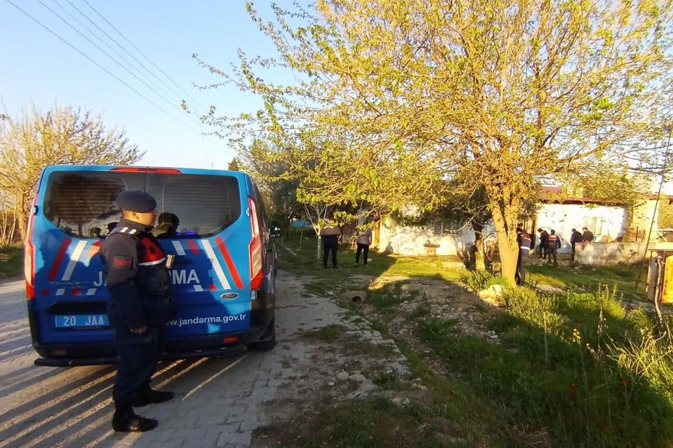 Denizli'nin Pamukkale il&ccedil;esinde, kendisini hırsızlıkla su&ccedil;layan Mustafa &Ouml;zt&uuml;rk'&uuml; (55) &ouml;ld&uuml;rmekten