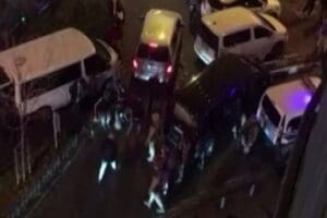 İstanbul Kadık&ouml;y&rsquo;de eşiyle tartışan kadın cinnet getirdi. Kocasını bı&ccedil;akla yaralayan