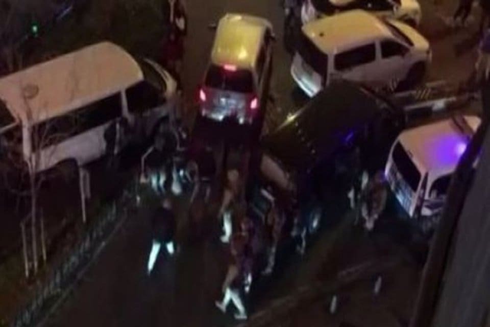 İstanbul Kadık&ouml;y&rsquo;de eşiyle tartışan kadın cinnet getirdi. Kocasını bı&ccedil;akla yaralayan