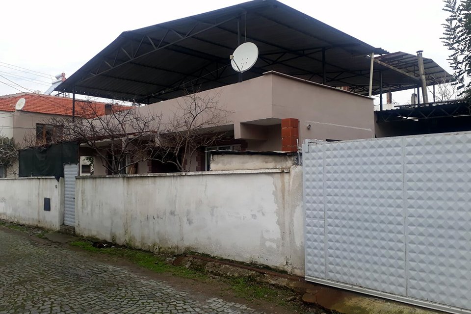 İzmir'in Bergama ilçesinde, cinnet getiren Baykent Ü. (42), eşi Saime