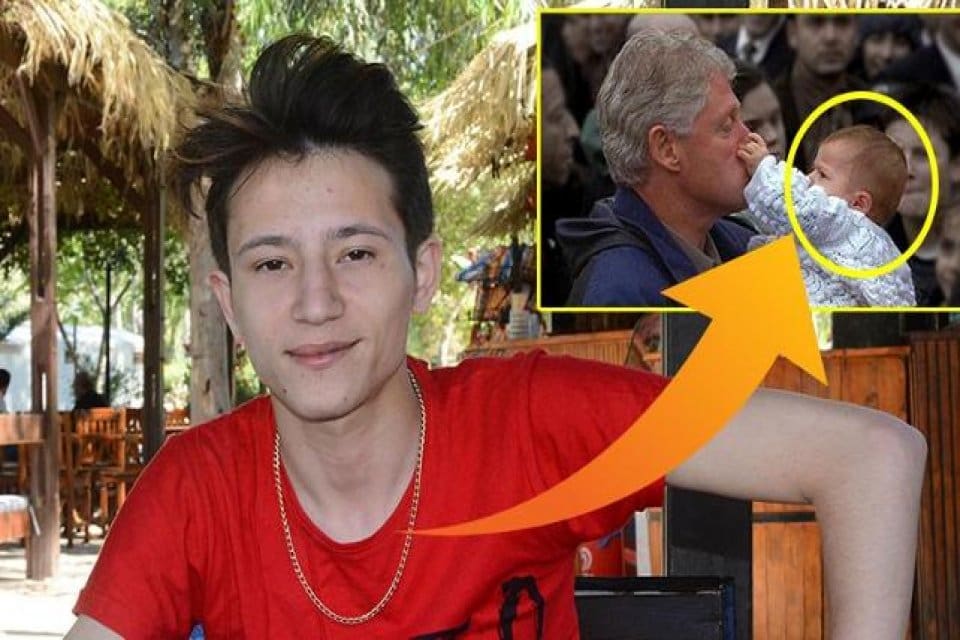 Marmara Depremi'nin ardından Kocaeli'deki &ccedil;adır kenti ziyaret eden d&ouml;nemin ABD