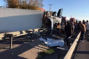 Mardin'in&nbsp; Nusaybin il&ccedil;esinde, TIR, yol kenarındaki C.I.'ya (14) &ccedil;arparak devrildi.