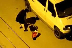 Antalya'da bir kadın, &ccedil;ocuğunu sokak ortasında sopayla d&ouml;vd&uuml;. Sosyal medyada