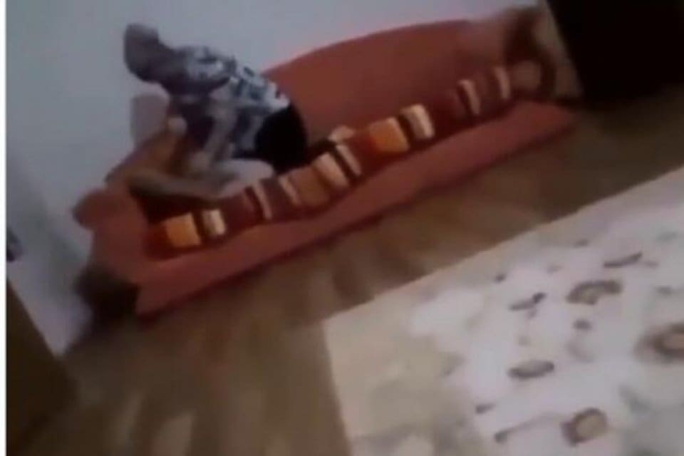 Kocaeli&rsquo;nin K&ouml;rfez il&ccedil;esinde Nurcan Ser&ccedil;e'nin kızına şiddet uyguladığı g&ouml;r&uuml;nt&uuml;ler, sosyal