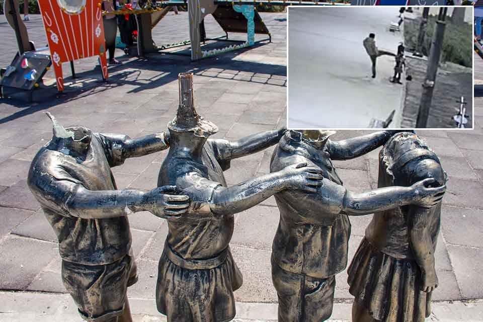 İZMİR'in Dikili il&ccedil;esinde, 75'inci Yıl Parkı'ndaki &ccedil;ocuk heykellerinin başları kırıldı.