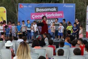 Bayraklı Belediyesinin mahallelerde d&uuml;zenlediği &Ccedil;ocuk Şarkıları Şenliği renkli g&ouml;r&uuml;nt&uuml;lere sahne