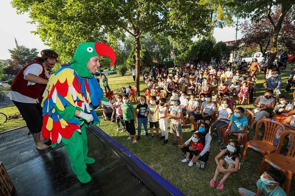 Her ay g&uuml;ncellediği k&uuml;lt&uuml;r sanat takvimiyle yurttaşları tiyatro oyunları, konserler