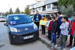 Manisa'nın Yunusemre il&ccedil;esinde bir grup ilkokul &ouml;ğrencisi, motoru sıcak ara&ccedil;ların