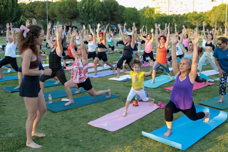 Karşıyaka Belediyesi, geleneksel hale getirdiği 21 Haziran D&uuml;nya Yoga G&uuml;n&uuml;