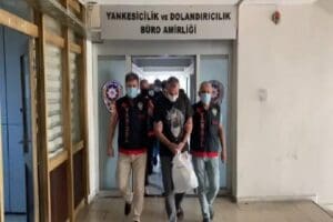 İzmir&rsquo;de, başta Alsancak Kordon olmak &uuml;zere, sahil şeridinde vakit ge&ccedil;iren