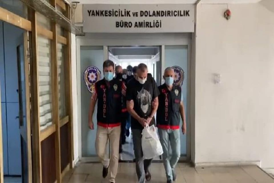 İzmir&rsquo;de, başta Alsancak Kordon olmak &uuml;zere, sahil şeridinde vakit ge&ccedil;iren