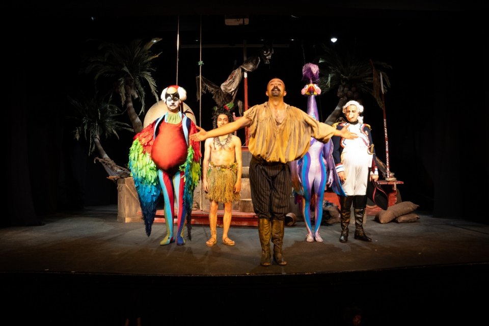 İzmir B&uuml;y&uuml;kşehir Belediyesi Şehir Tiyatroları ilk &ccedil;ocuk oyunu "Robinson Dans