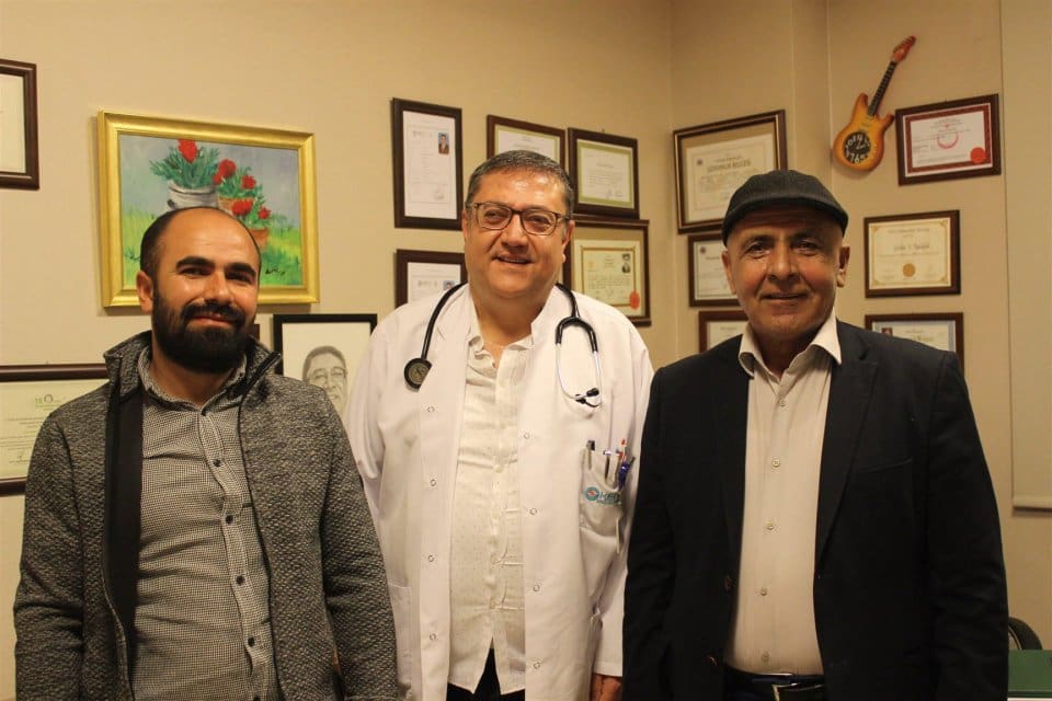 İzmir'de iki evlat babalarına hayat hediyesi verip can aşıladı. Siroz