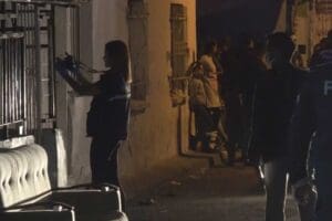 &nbsp;Karşıyaka'da&nbsp;'&ccedil;ocuk kavgası' nedeniyle iki aile arasında &ccedil;ıkan tartışmanın silahlı kavgaya