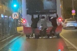 Otob&uuml;se tutunarak patenle kayan &ccedil;ocukların tehlikeli yolculuğu b&ouml;yle g&ouml;r&uuml;nt&uuml;lendi İzmir'in