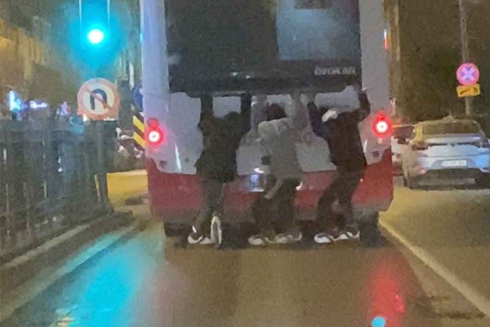 Otob&uuml;se tutunarak patenle kayan &ccedil;ocukların tehlikeli yolculuğu b&ouml;yle g&ouml;r&uuml;nt&uuml;lendi İzmir'in