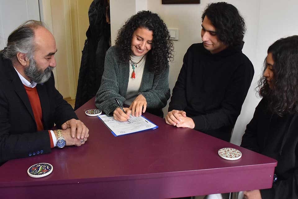 İzmir'de yaşayan sınıf &ouml;ğretmeni ve 2 &ccedil;ocuk annesi Canan Hacıkabak