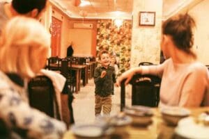 &Ccedil;ocuğuyla bir mek&acirc;na giden anneye, g&ouml;revlinin &ldquo;Konsept gereği restorana &ccedil;ocuk