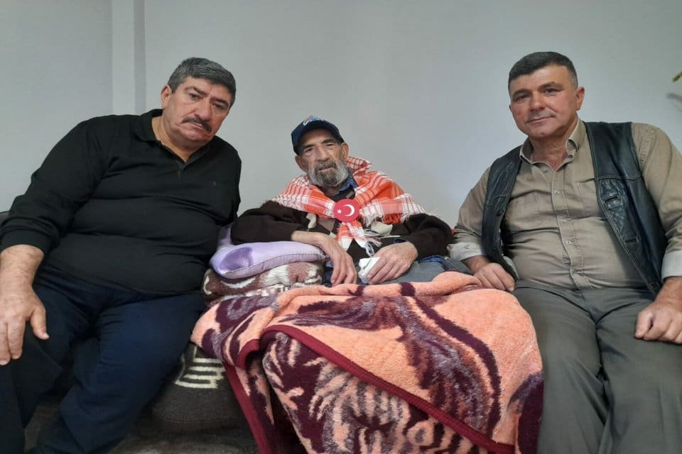 Kahramanmaraş merkezli depremlerde hasar g&ouml;ren evinde mahsur kalıp, kurtarıldıktan sonra