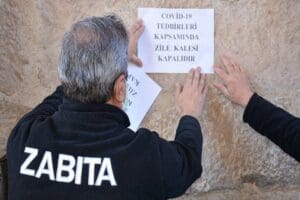 Tokat'ın Zile il&ccedil;esinde, koronavir&uuml;s vakalarının artması sonucu parklar ve tarihi
