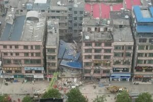 &Ccedil;in'de cuma g&uuml;n&uuml; &ccedil;&ouml;ken bir binada arama kurtarma &ccedil;alışmaları devam