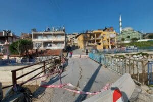 İzmir'in Gaziemir il&ccedil;esinde, altından ge&ccedil;en derenin sağanak nedeniyle taşması sonucu