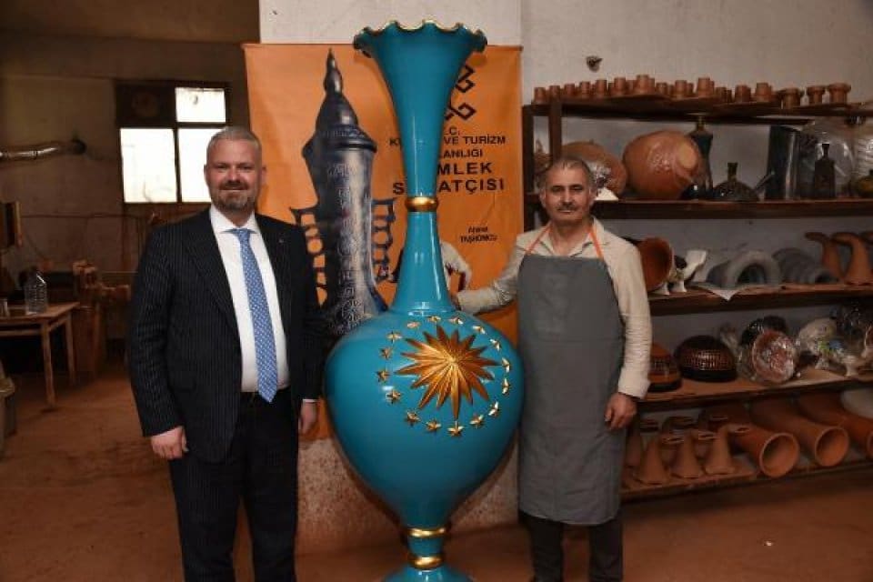 İzmir'in Menemen il&ccedil;esinde yaşayan K&uuml;lt&uuml;r ve Turizm Bakanlığı &Ccedil;&ouml;mlek Sanat&ccedil;ısı