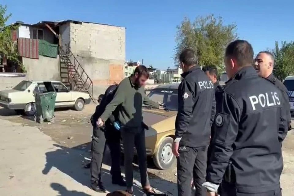 Adana&rsquo;da, 'Cono' aşiretinin yaşadığı mahallede polis ekiplerince &ccedil;ok sayıda uyuşturucu