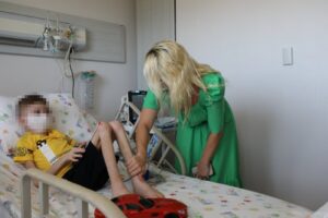 Bursa'da &ccedil;&ouml;p evdeki bir odada bitkin halde bulunan 9 yaşındaki