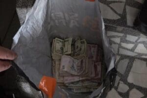 Bursa&rsquo;da zabıta ekipleri, temizlik i&ccedil;in gittikleri &ccedil;&ouml;p evden 112 bin
