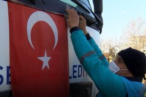 Manisa'nın Yunusemre ilçesinde temizlik işçisi Cengiz Karabiber (44), çöp konteynerinde