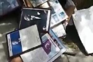 Denizli'de Doğan Demircioğlu İlkokulu'nun &ouml;n&uuml;ndeki &ccedil;&ouml;p konteynerinin i&ccedil;inden, Atat&uuml;rk posteri