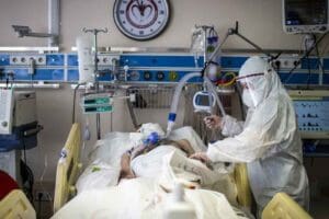 ENFEKSİYON Hastalıkları Uzmanı Prof. Dr. Serhan Sakarya, &ldquo;Ailelerinde Covid-19'a yakalanıp