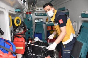 İzmir'de koronavir&uuml;s tedavisinin ardından sağlığına kavuşup, yeniden işinin başına d&ouml;nen