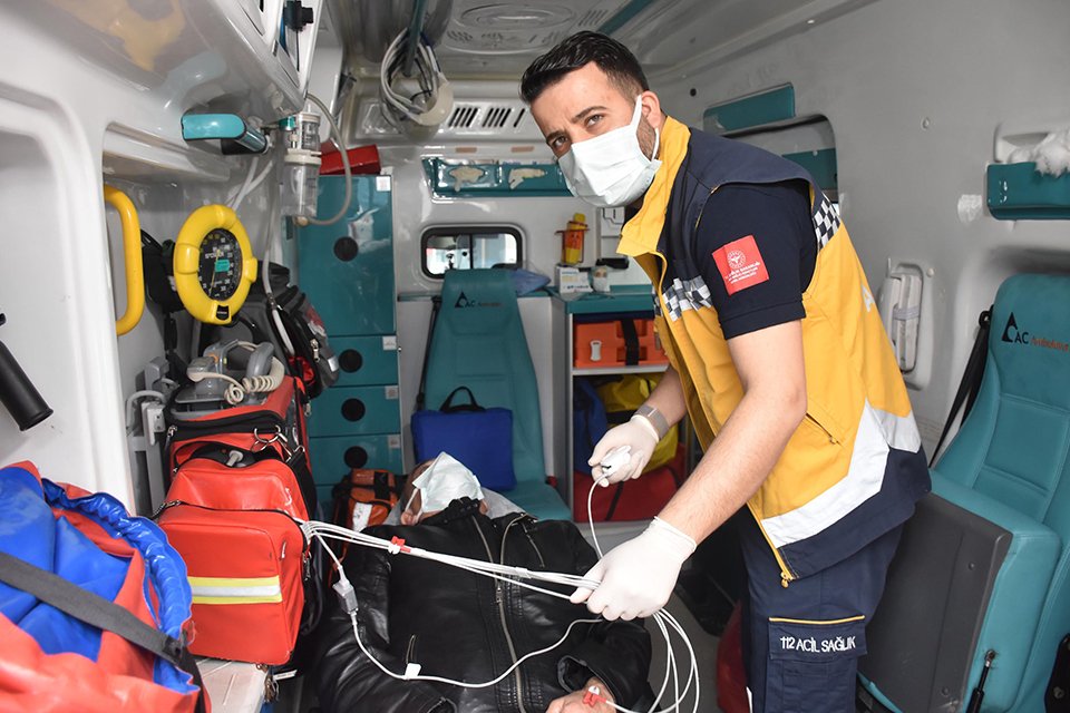 İzmir'de koronavir&uuml;s tedavisinin ardından sağlığına kavuşup, yeniden işinin başına d&ouml;nen