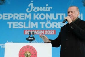 İzmir'deki programı kapsamında Bayraklı'da yapımı tamamlanan deprem konutlarının teslim t&ouml;renine