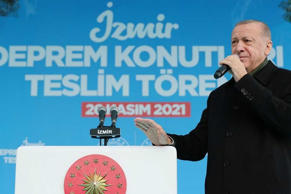 İzmir'deki programı kapsamında Bayraklı'da yapımı tamamlanan deprem konutlarının teslim t&ouml;renine