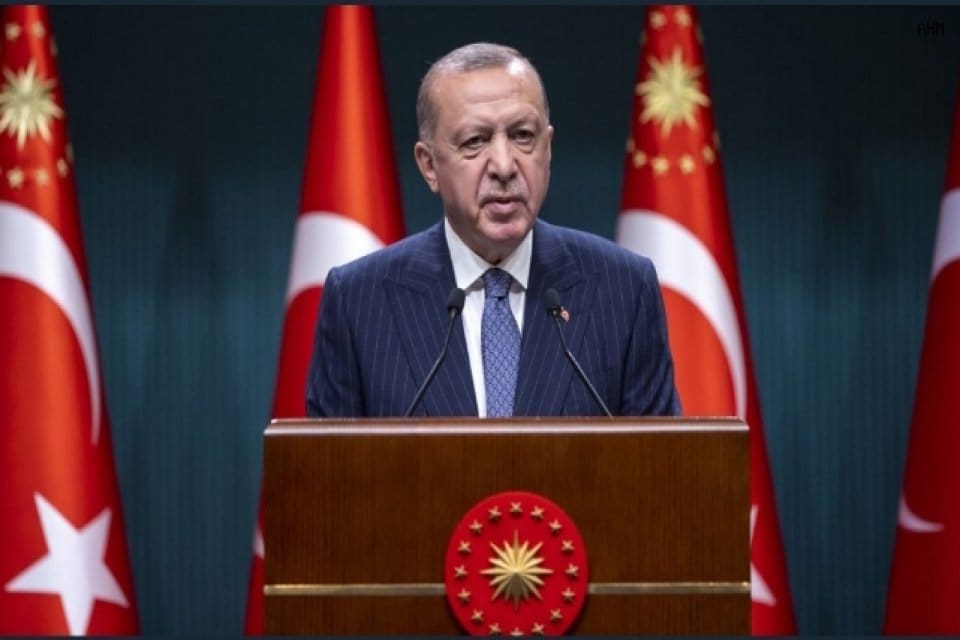 Cumhurbaşkanı Recep Tayyip Erdoğan, İdlib'de inşa edilen briket evlerin anahtar
