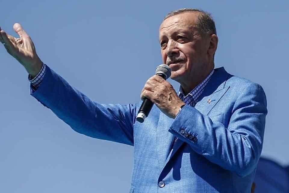 Yoğun katılımın olduğu mitingde &ouml;nce AK Parti'nin İstanbul milletvekili adayları