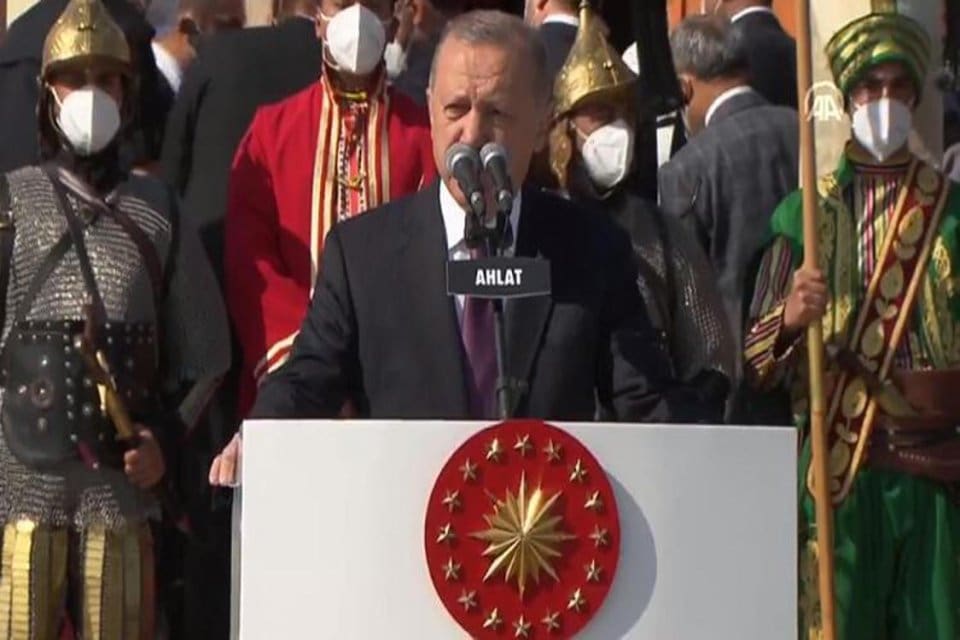 Cumhurbaşkanı Erdoğan, Bitlis'in Ahlat il&ccedil;esinde Malazgirt Zaferi'nin 950'nci yıld&ouml;n&uuml;m&uuml; kutlamalarında