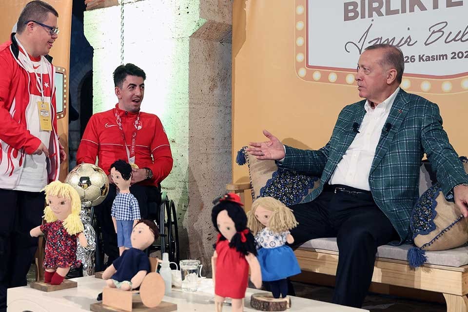Cumhurbaşkanı Recep Tayyip Erdoğan, İzmir ziyaretinde Tarihi Taşhan &Ccedil;arşısı'nda "Engelleri