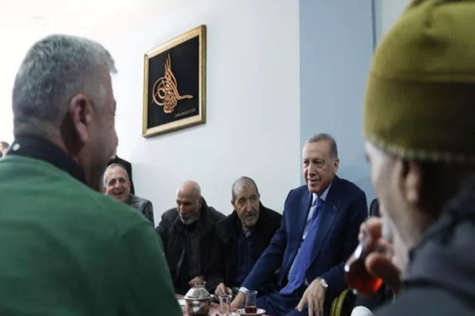 Cumhurbaşkanı Recep Tayyip Erdoğan, Fatih'te esnaf ziyaretinde bulundu.&nbsp; Cumhurbaşkanı&nbsp;Recep Tayyip