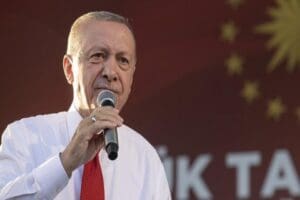 Konserde imam hatip liselilere y&ouml;nelik sarf ettiği s&ouml;zlerden dolayı tutuklanan