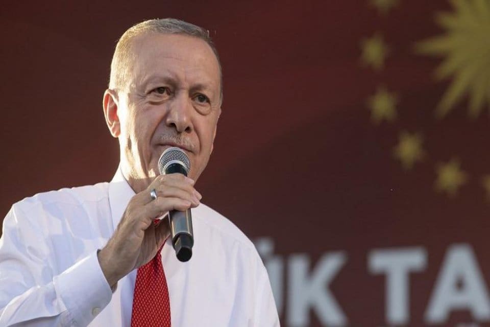 Konserde imam hatip liselilere y&ouml;nelik sarf ettiği s&ouml;zlerden dolayı tutuklanan