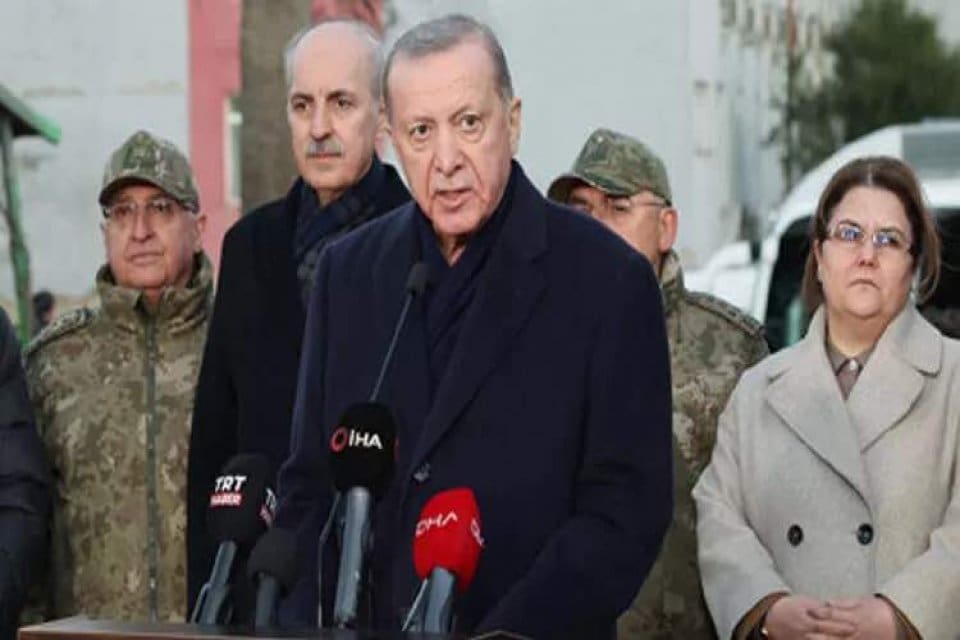 Cumhurbaşkanı Recep Tayyip Erdoğan, Kahramanmaraş merkezli depremden etkilenen Adıyaman'da depremzedeler