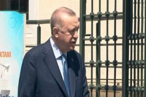 Cuma namazının ardından a&ccedil;ıklamalarda bulunan Cumhurbaşkanı Erdoğan, 'yeterli aşı gelecek