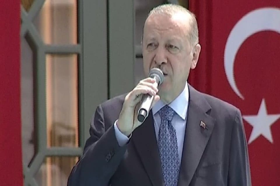 Taksim Camii kılınan cuma namazıyla birlikte ibadete a&ccedil;ıldı. A&ccedil;ılışta konuşan