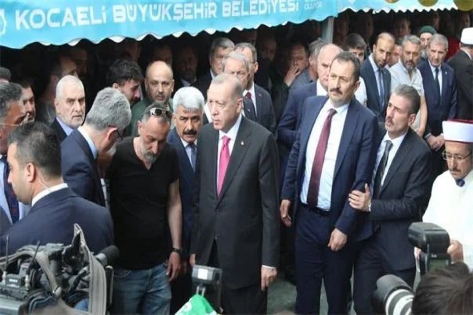 Cumhurbaşkanı Erdoğan, partisinin Adana'daki AK Parti Gen&ccedil;lik Programı'ndan d&ouml;nenleri taşıyan
