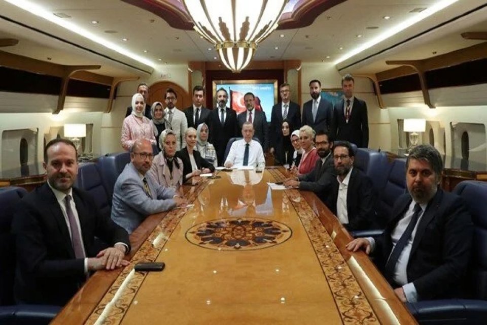 Cumhurbaşkanı Erdoğan, Suudi Arabistan ziyaretinin d&ouml;n&uuml;ş&uuml;nde gazetecilerin sorularını yanıtladı. Erdoğan,