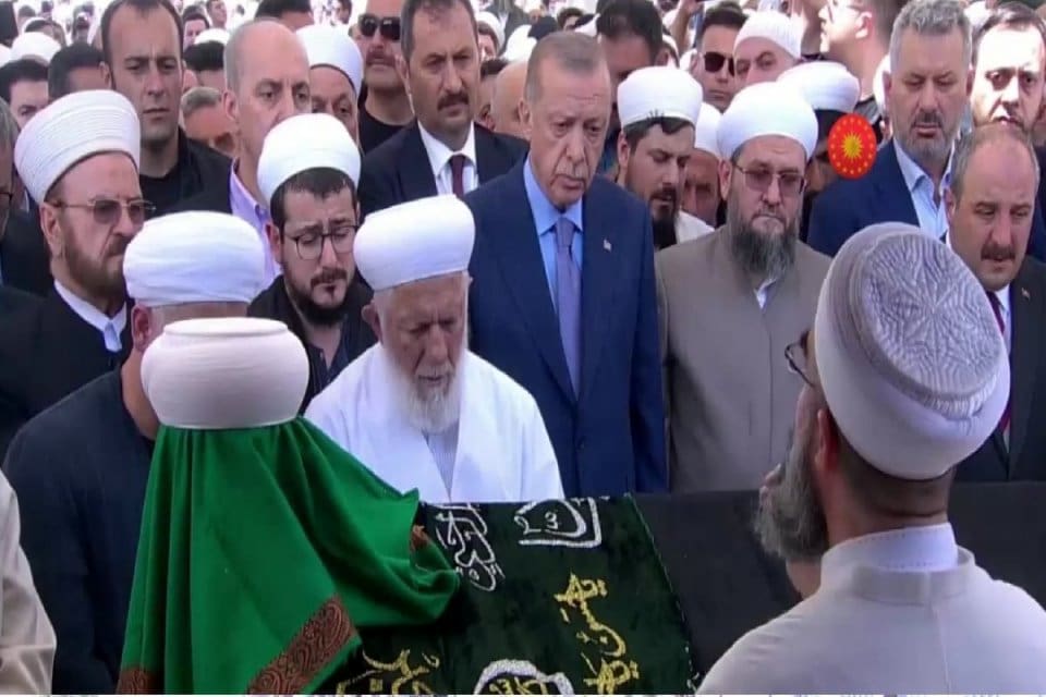 Hayatını kaybeden İsmailağa cemaatinin lideri Mahmut Ustaosmanoğlu i&ccedil;in Fatih Camii'nde
